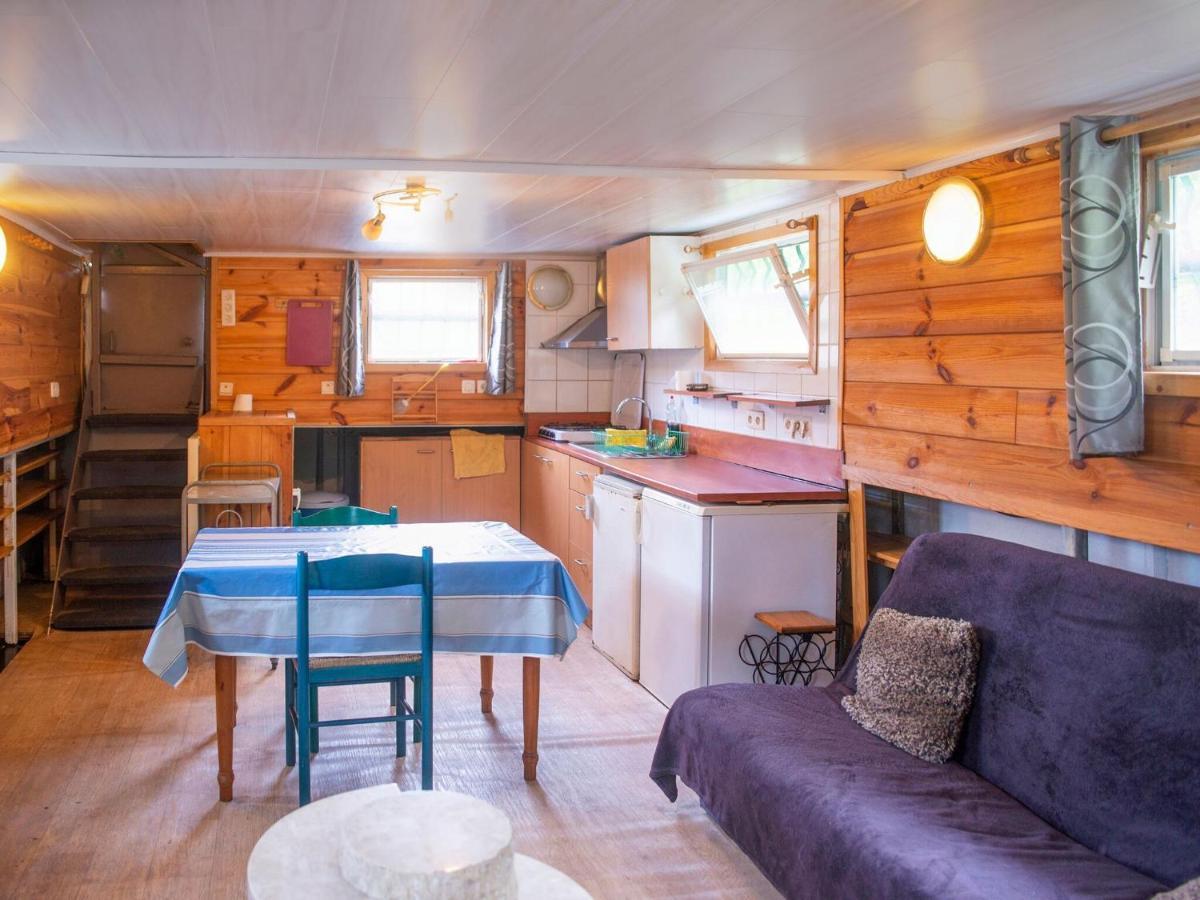 Comfy Houseboat In Florennes Next To The Forest Exterior foto
