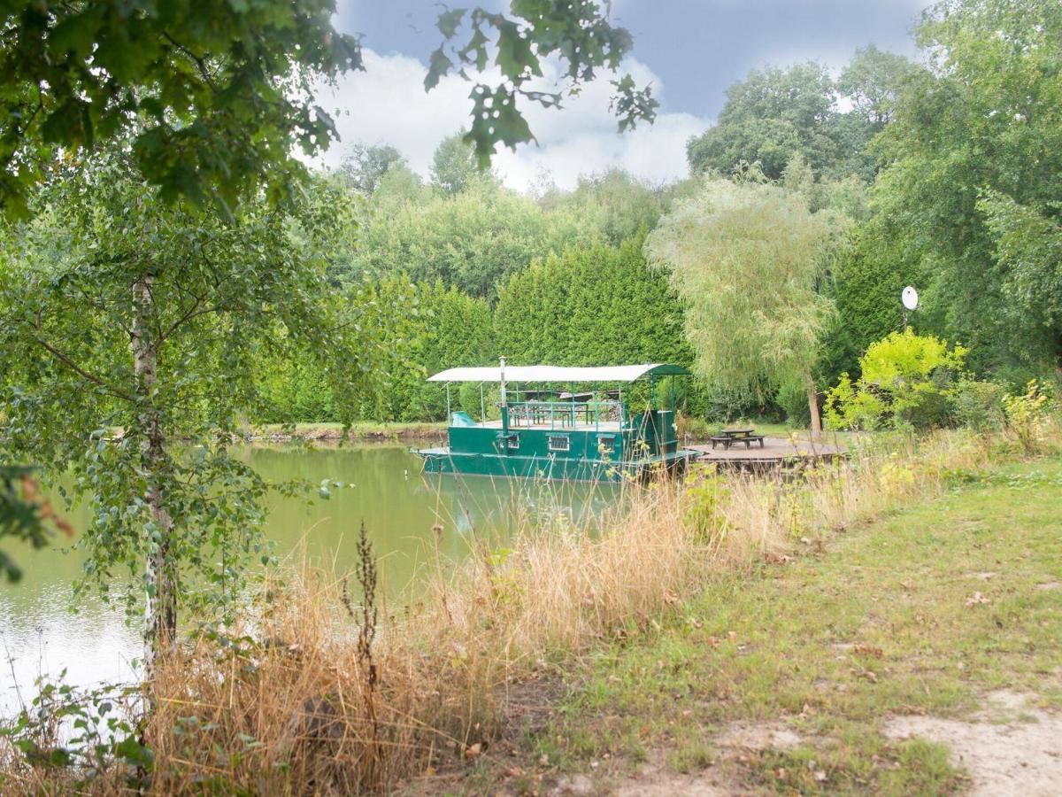 Comfy Houseboat In Florennes Next To The Forest Exterior foto