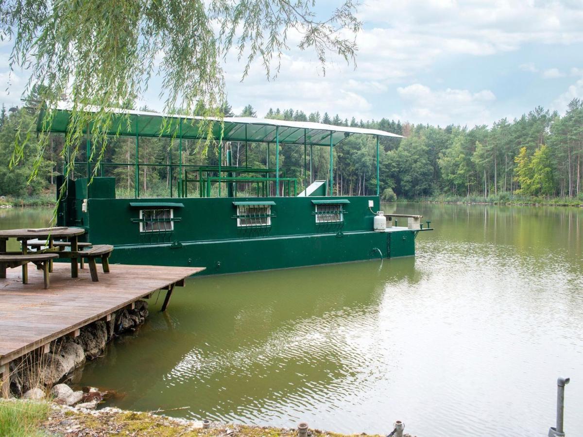 Comfy Houseboat In Florennes Next To The Forest Exterior foto