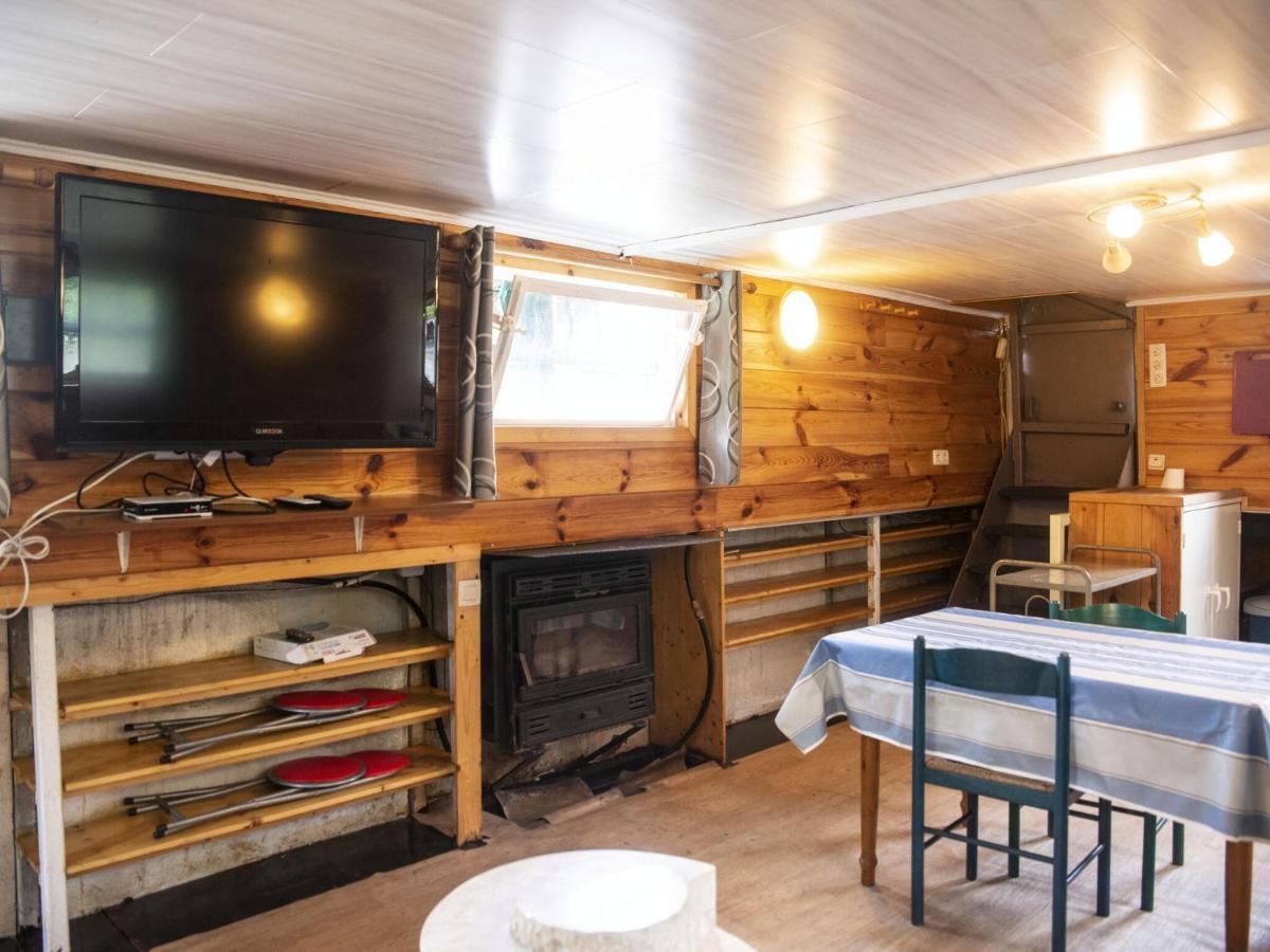 Comfy Houseboat In Florennes Next To The Forest Exterior foto