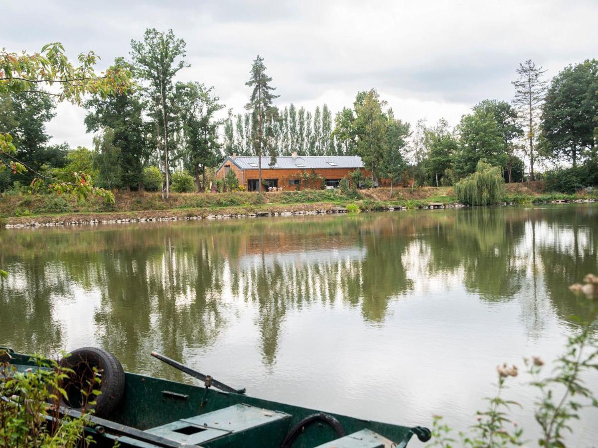 Comfy Houseboat In Florennes Next To The Forest Exterior foto